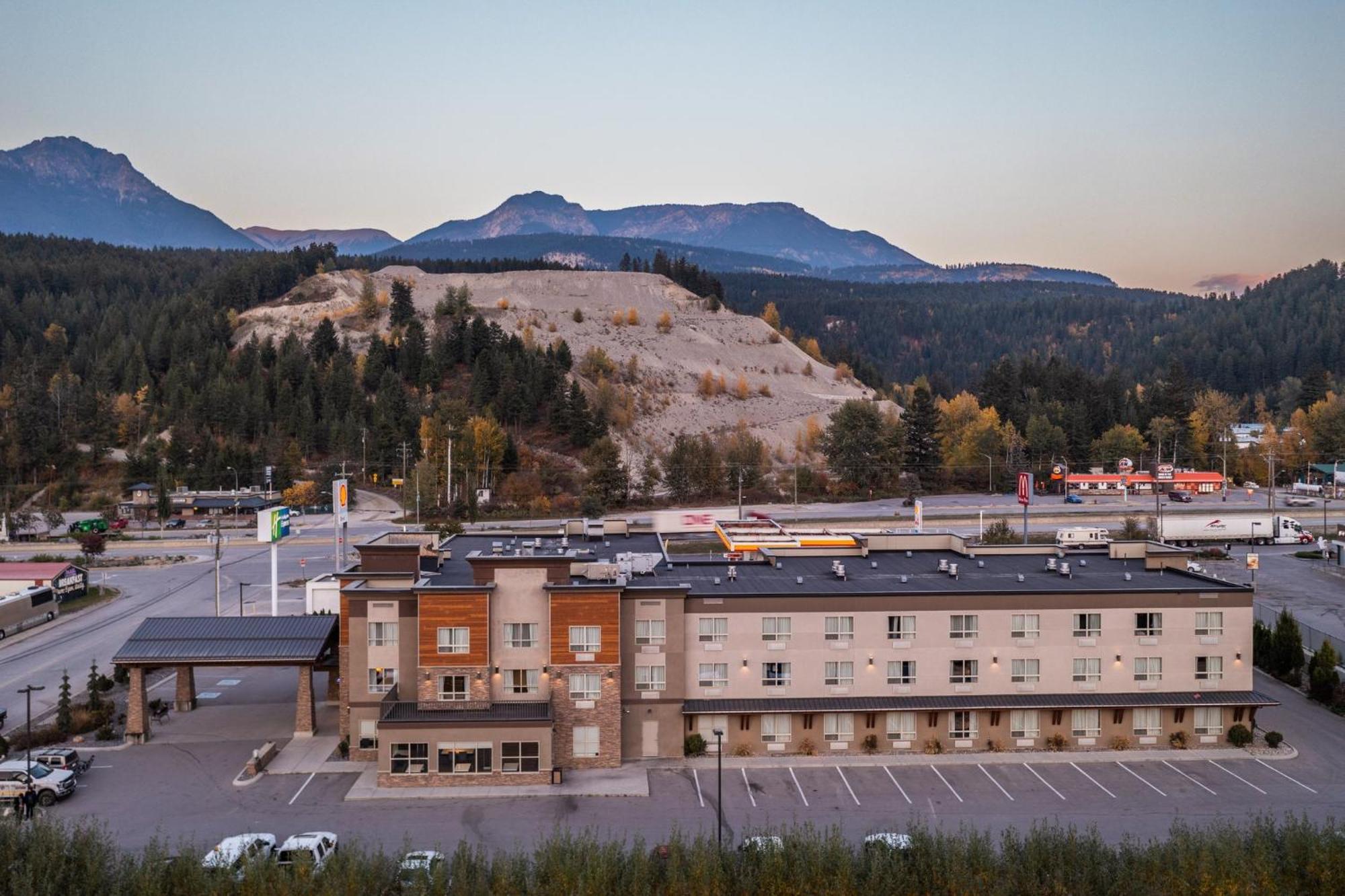 Holiday Inn Express Golden-Kicking Horse By Ihg Dış mekan fotoğraf