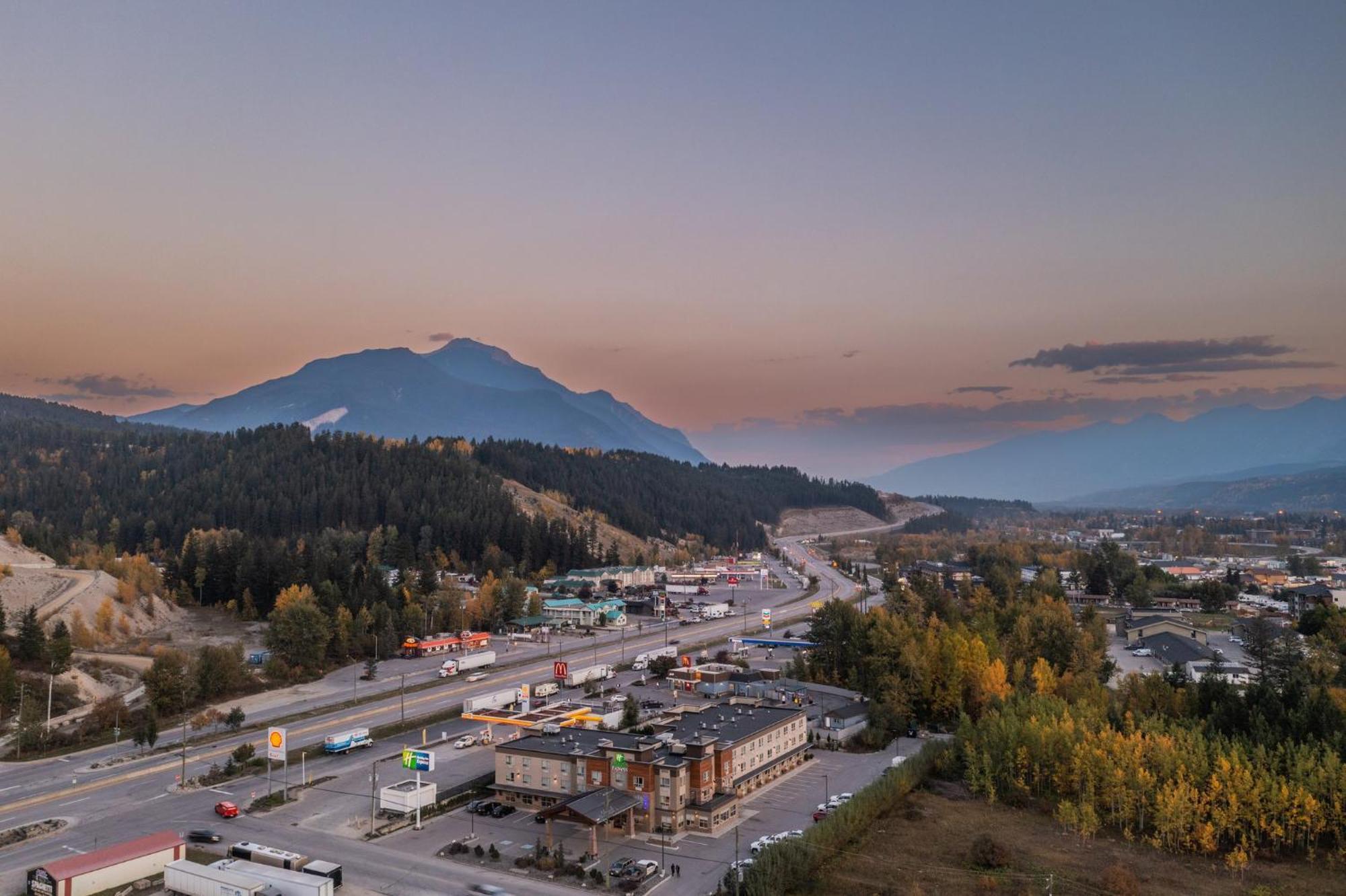 Holiday Inn Express Golden-Kicking Horse By Ihg Dış mekan fotoğraf