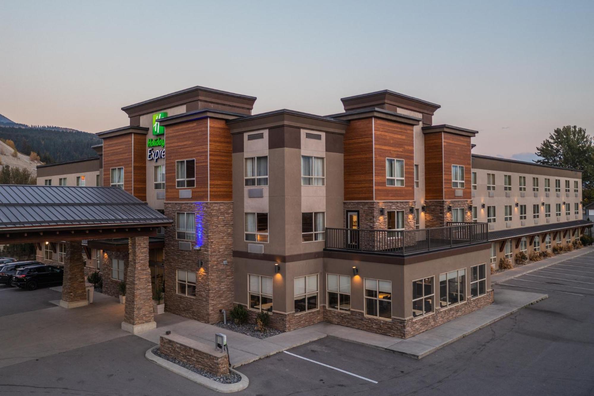 Holiday Inn Express Golden-Kicking Horse By Ihg Dış mekan fotoğraf
