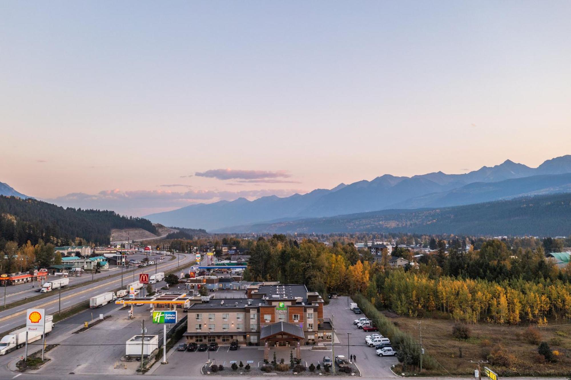 Holiday Inn Express Golden-Kicking Horse By Ihg Dış mekan fotoğraf