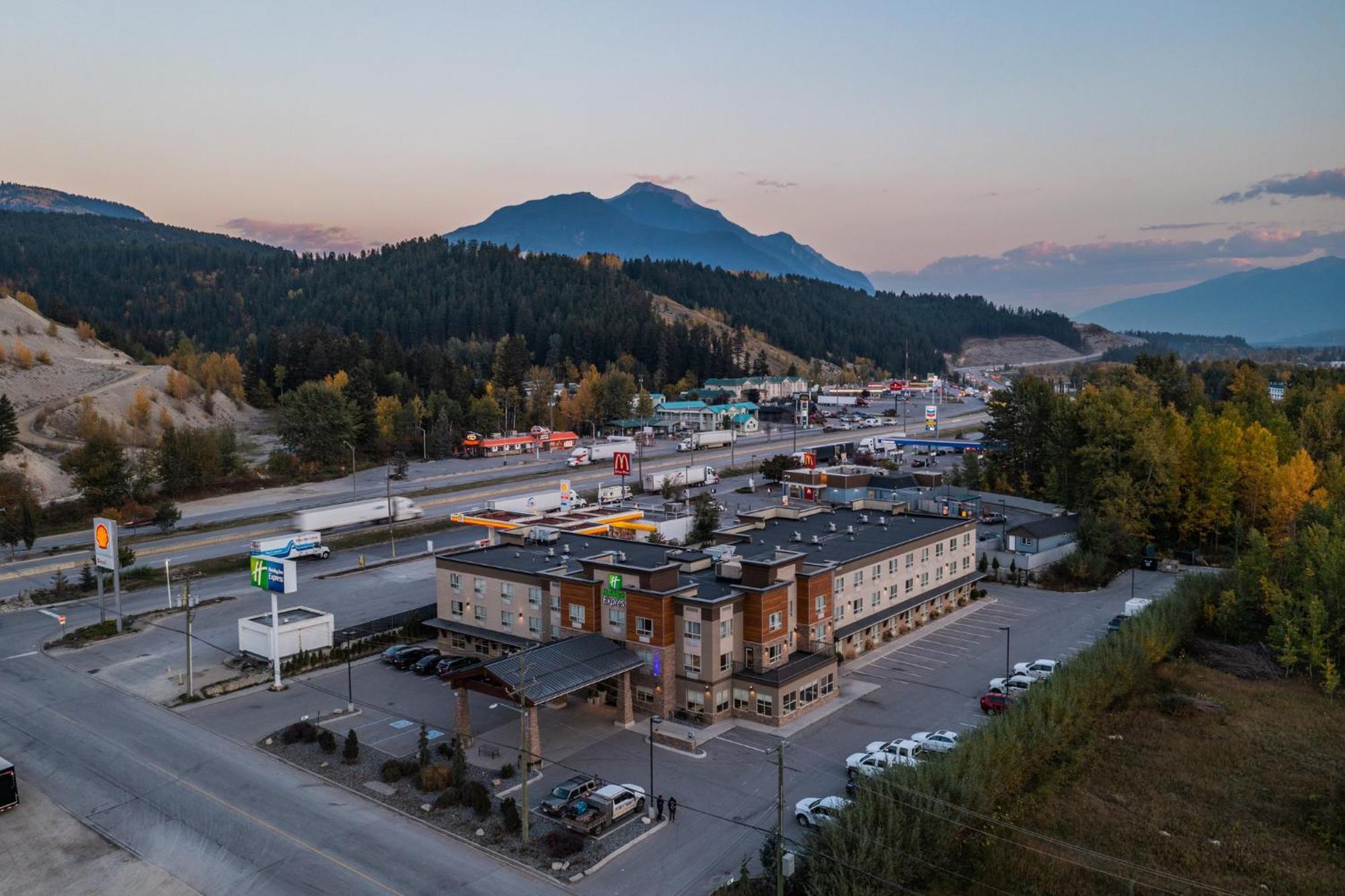 Holiday Inn Express Golden-Kicking Horse By Ihg Dış mekan fotoğraf